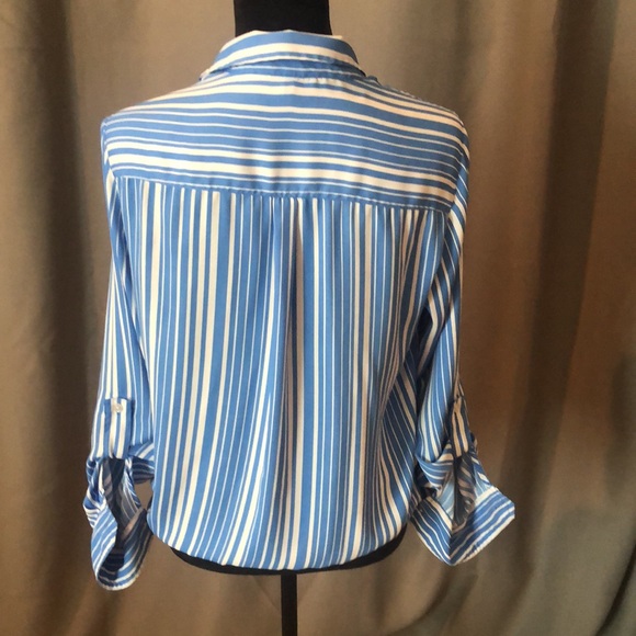 🍁4/$15 light blue and white stripes Blouse - Picture 5 of 6